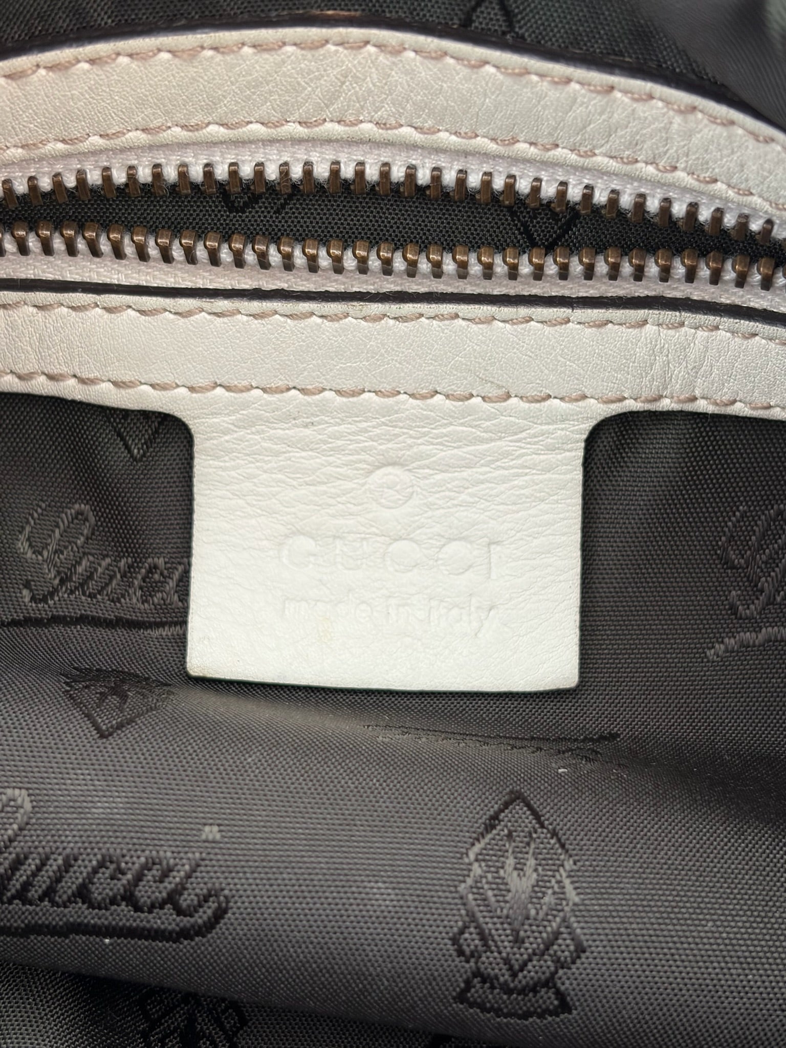 gucci 2000s white heart bag